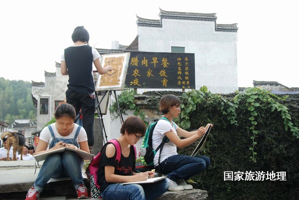 　　9月13日，座落在婺源縣秋口鎮(zhèn)李坑村“小橋、流水、人家”創(chuàng)作寫生基地的李坑章文灑店農(nóng)家樂。