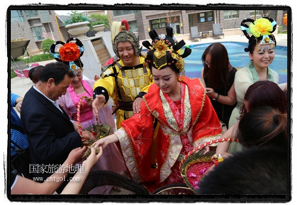 6月19日，端午節(jié)的前一天，甘肅平?jīng)鍪嗅轻紖^(qū)南山公園澳廈麗灣小區(qū)“邀請”唐朝被譽(yù)為四大美女之一的“楊貴妃”前來與市民見面，共度“端午佳節(jié)”。期間，“貴妃娘娘”由一名解說人員做向?qū)?，與小區(qū)居民一同游玩、賞景、互敬酒水、合影留念，并現(xiàn)場贈送大人小孩粽子、香包和糖果。