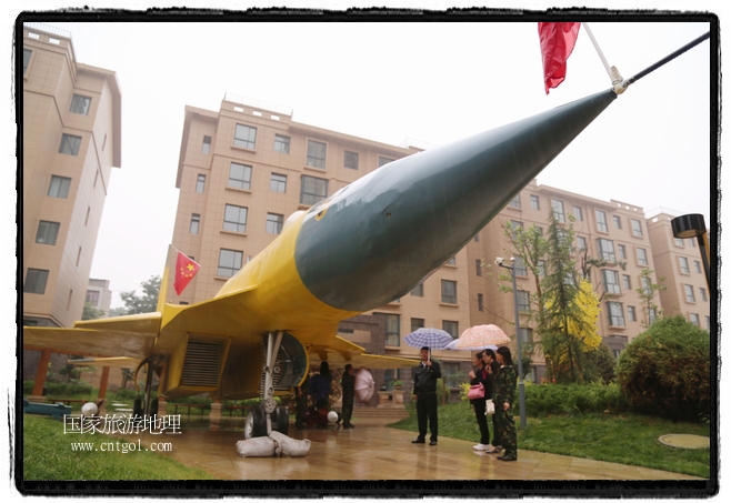 小區(qū)突然出現(xiàn)“飛機(jī)坦克”，其中殲15艦載戰(zhàn)斗機(jī)一架、99式主戰(zhàn)坦克一輛、武直-10武裝直升機(jī)一架，吸引了眾多市民雨中圍觀、合影。