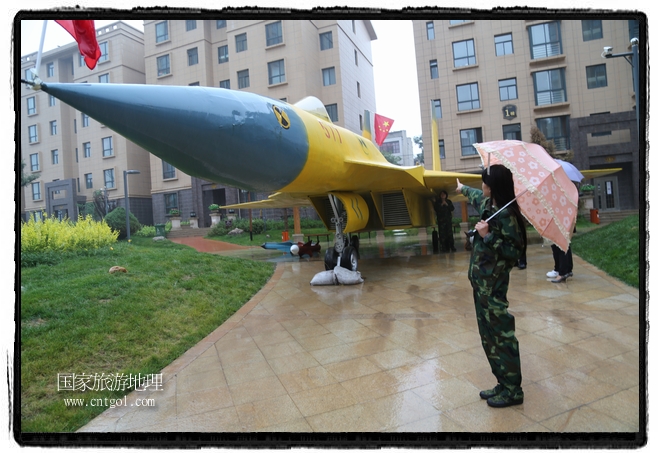 小區(qū)突然出現(xiàn)“飛機(jī)坦克”，其中殲15艦載戰(zhàn)斗機(jī)一架、99式主戰(zhàn)坦克一輛、武直-10武裝直升機(jī)一架，吸引了眾多市民雨中圍觀、合影。