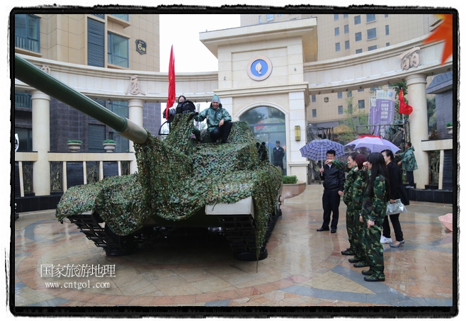 小區(qū)突然出現(xiàn)“飛機(jī)坦克”，其中殲15艦載戰(zhàn)斗機(jī)一架、99式主戰(zhàn)坦克一輛、武直-10武裝直升機(jī)一架，吸引了眾多市民雨中圍觀、合影。
