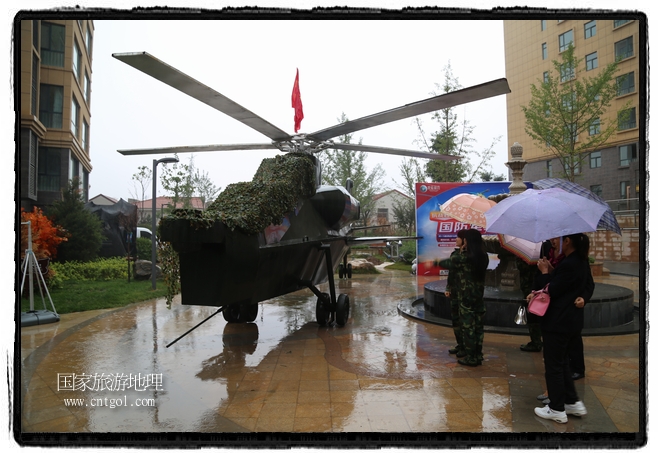 小區(qū)突然出現(xiàn)“飛機(jī)坦克”，其中殲15艦載戰(zhàn)斗機(jī)一架、99式主戰(zhàn)坦克一輛、武直-10武裝直升機(jī)一架，吸引了眾多市民雨中圍觀、合影。
