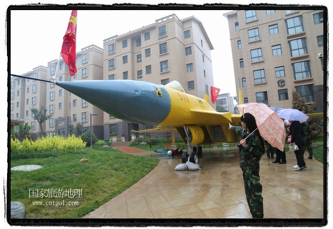 小區(qū)突然出現(xiàn)“飛機(jī)坦克”，其中殲15艦載戰(zhàn)斗機(jī)一架、99式主戰(zhàn)坦克一輛、武直-10武裝直升機(jī)一架，吸引了眾多市民雨中圍觀、合影。