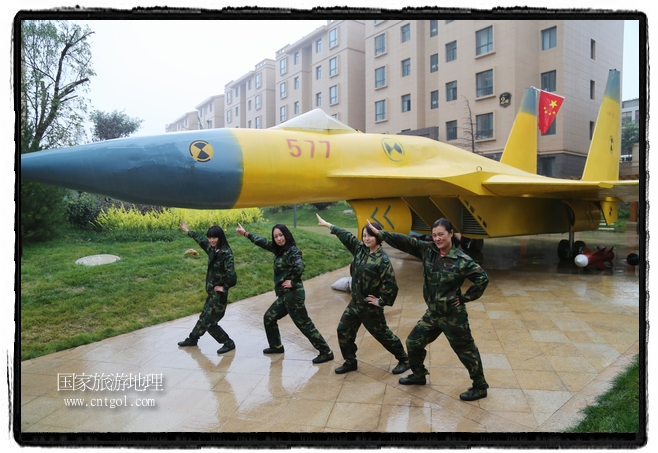 小區(qū)突然出現(xiàn)“飛機(jī)坦克”，其中殲15艦載戰(zhàn)斗機(jī)一架、99式主戰(zhàn)坦克一輛、武直-10武裝直升機(jī)一架，吸引了眾多市民雨中圍觀、合影。