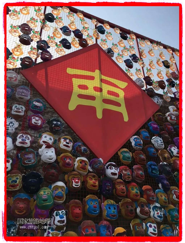 中國規(guī)模最大的猴面具彩繪在南潯古鎮(zhèn)展示。猴子真是今年最紅的動物。 