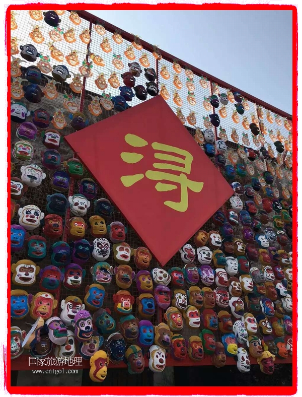 中國規(guī)模最大的猴面具彩繪在南潯古鎮(zhèn)展示。猴子真是今年最紅的動物。 