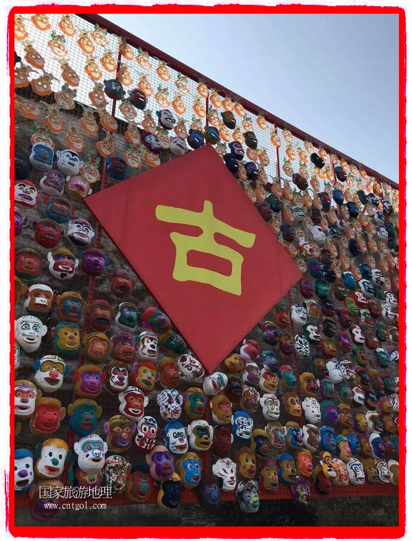 中國規(guī)模最大的猴面具彩繪在南潯古鎮(zhèn)展示。猴子真是今年最紅的動物。 