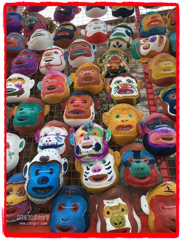 中國規(guī)模最大的猴面具彩繪在南潯古鎮(zhèn)展示。猴子真是今年最紅的動物。 