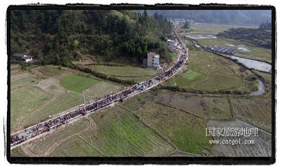 1700桌合攏宴，總長3.7公里，10380人同桌就餐，創(chuàng)歷史之最