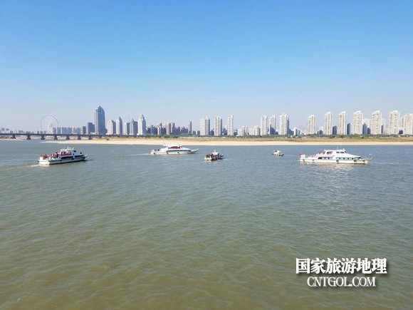 江西開展呵護(hù)一湖清水，嚴(yán)厲打擊非法采砂行動(dòng)（圖）